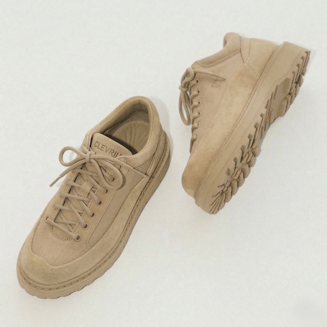 Scarpe Clevrii Suede in camoscio beige, modello stringato da città — vista frontale con suola carrarmato.