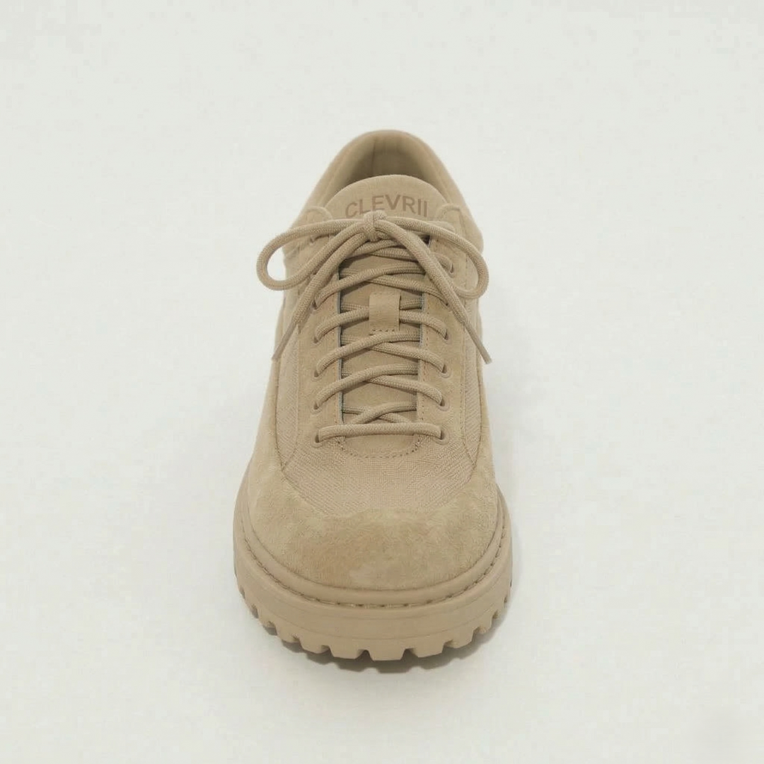 Scarpe Clevrii Suede beige, vista laterale — tomaia in camoscio con inserti in tessuto traspirante.