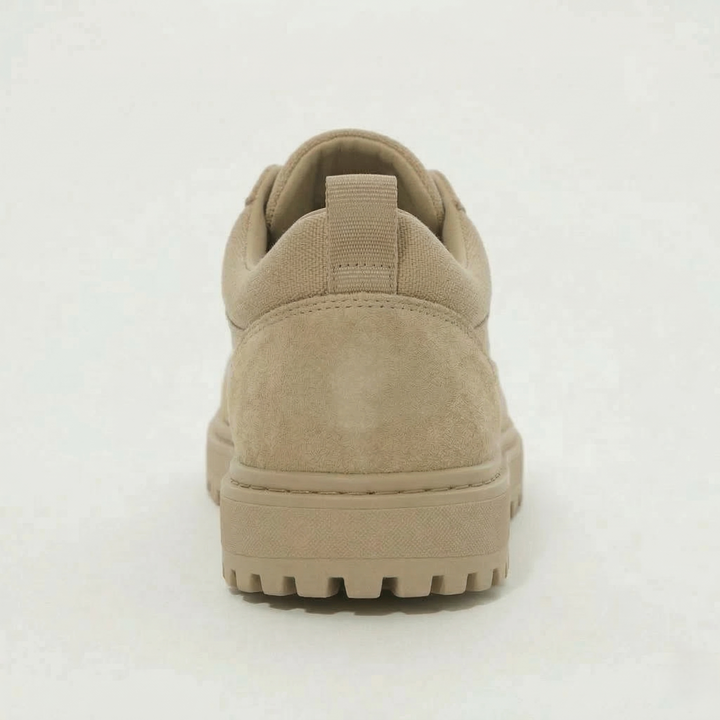 Scarpe Clevrii Suede beige — dettaglio della suola in gomma carrarmato antiscivolo.
