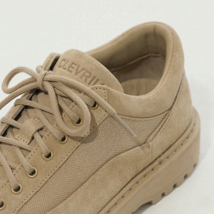Scarpe Clevrii Suede beige — dettaglio posteriore con linguetta logata Clevrii.