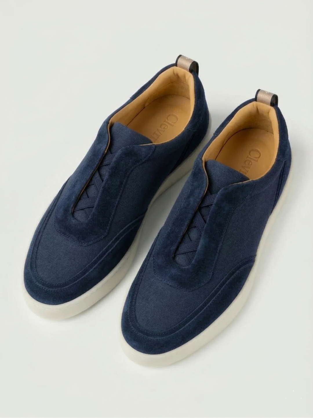 Sneakers Clevrii Suede Slip-On in camoscio blu navy — vista frontale con elastici incrociati per calzata senza lacci.
