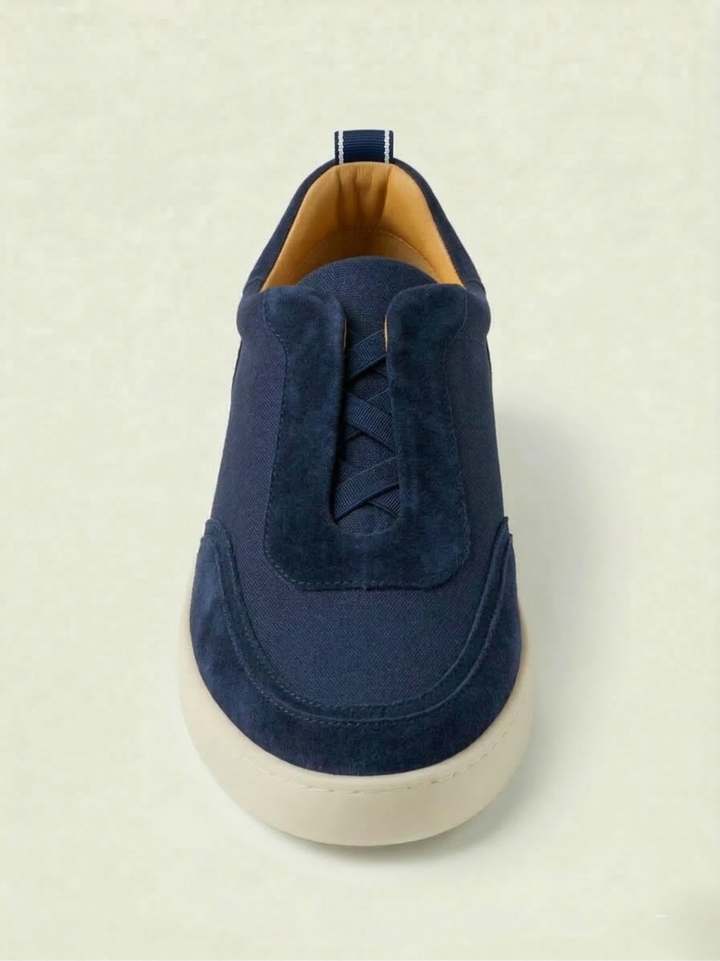 Sneakers Clevrii Slip-On blu navy, vista laterale — camoscio e inserti in tela traspirante.