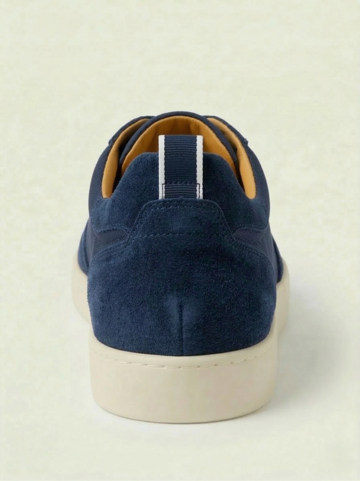 Sneakers Clevrii Slip-On blu navy — dettaglio della suola color panna antiscivolo.