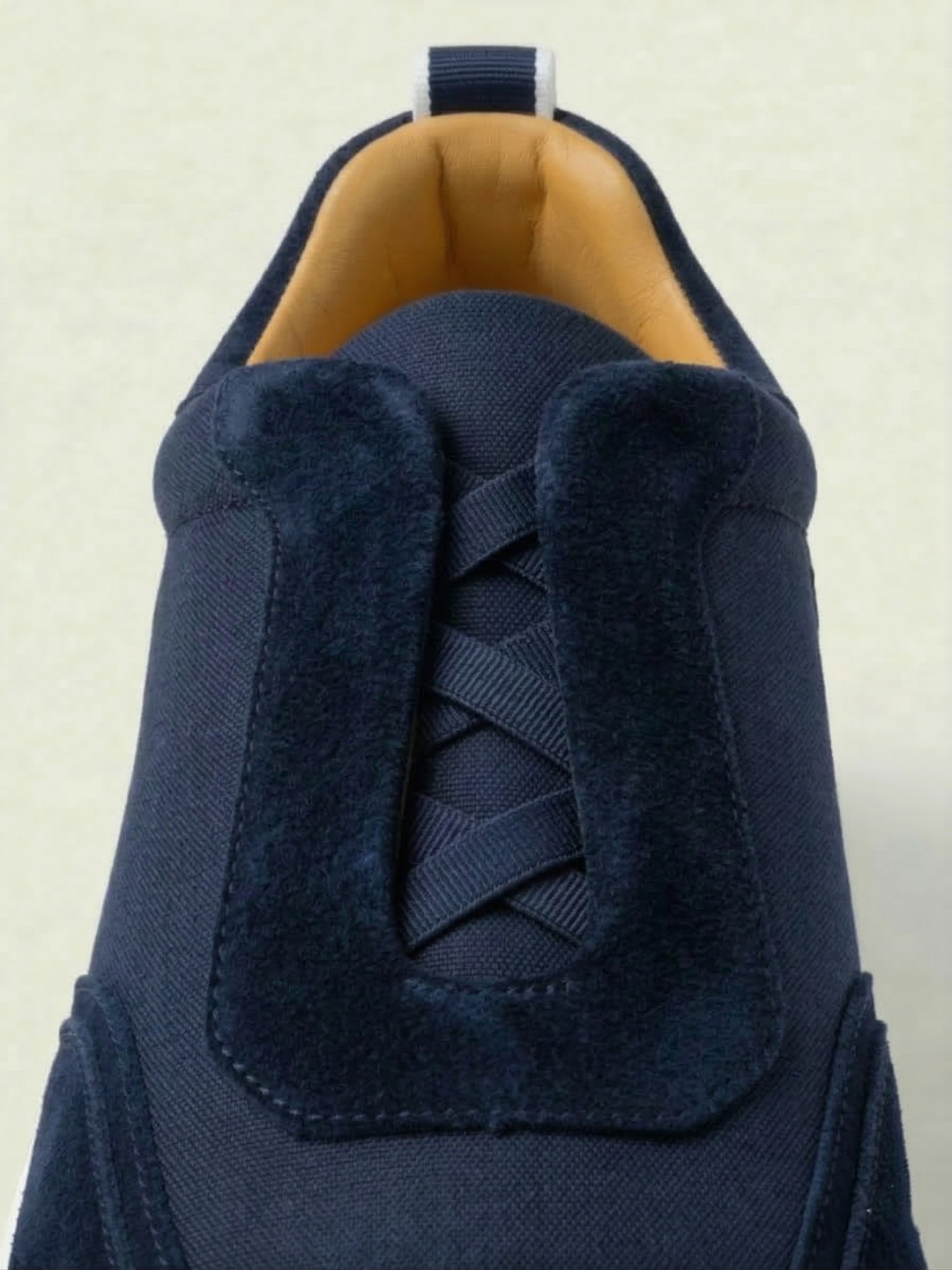 Sneakers Clevrii Slip-On blu navy — dettaglio posteriore con linguetta logata Clevrii.