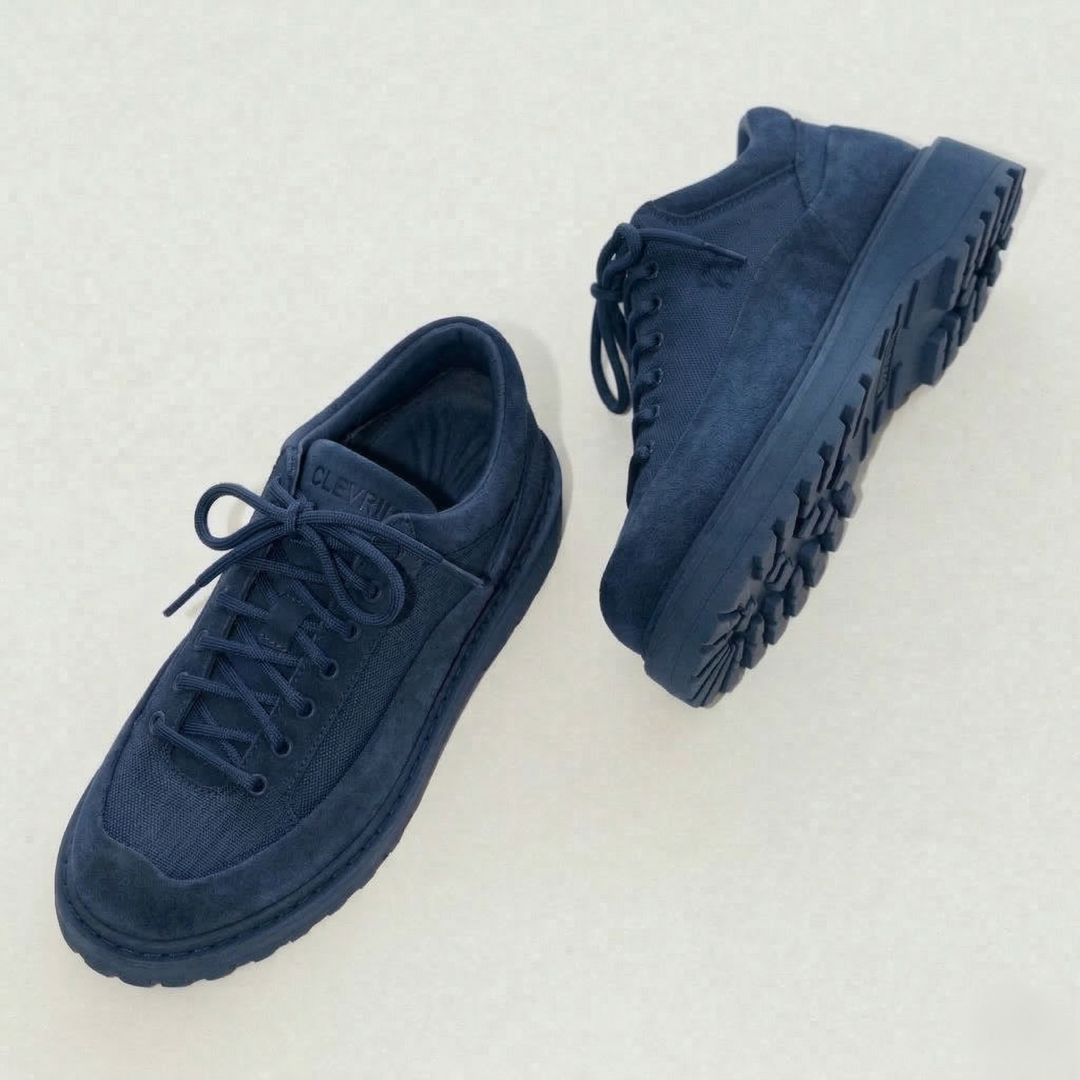 Scarpe Clevrii Suede in camoscio blu navy, modello stringato da città — vista frontale con suola carrarmato.