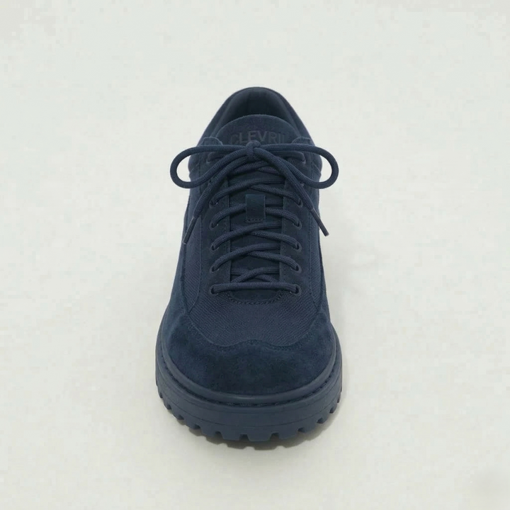 Scarpe Clevrii Suede blu navy, vista laterale — tomaia in camoscio con inserti in tessuto traspirante.