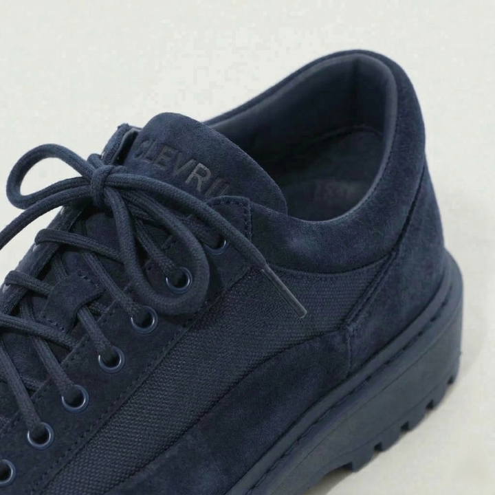 Scarpe Clevrii Suede blu navy — dettaglio posteriore con linguetta logata Clevrii.