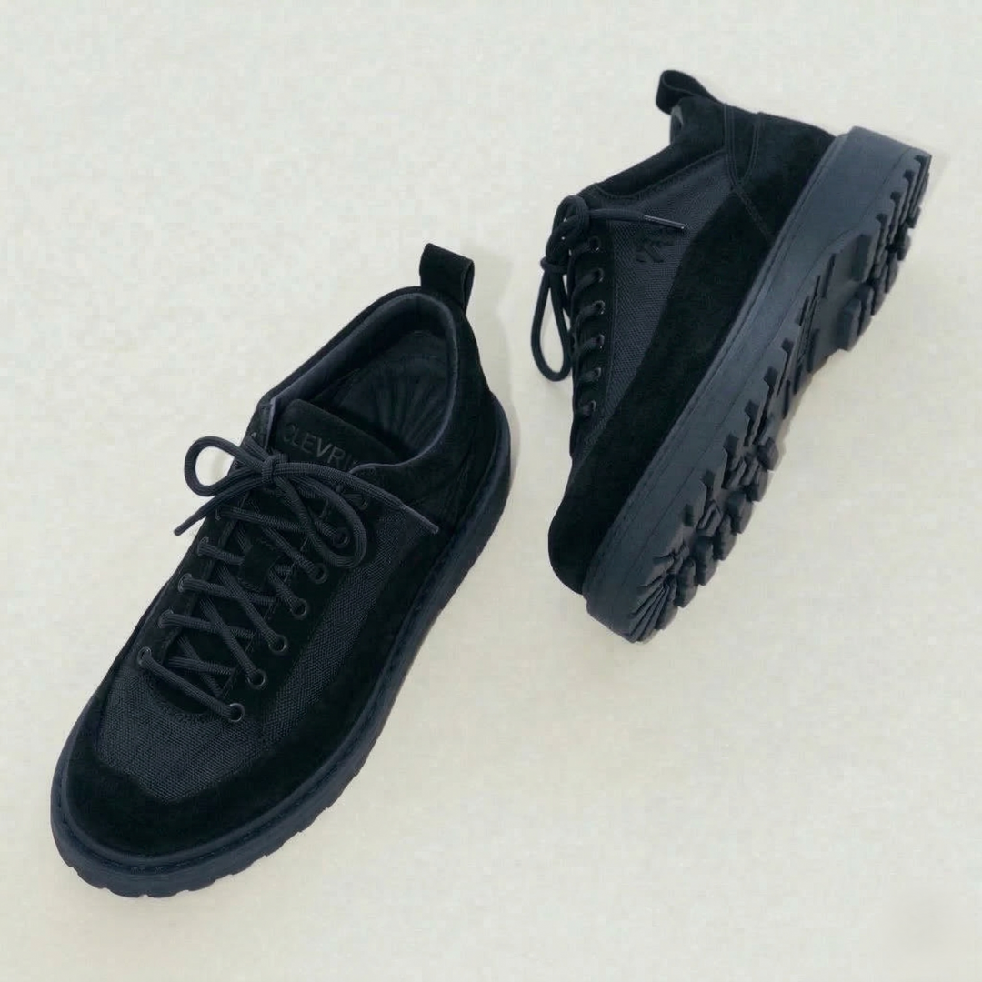 Scarpe Clevrii Suede in camoscio nero, modello stringato da città — vista frontale con suola carrarmato.