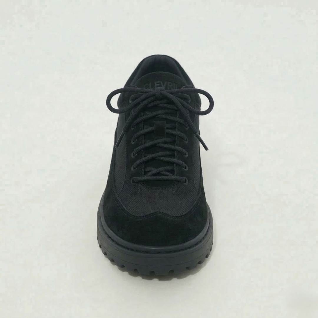 Scarpe Clevrii Suede nero, vista laterale — tomaia in camoscio con inserti in tessuto traspirante.