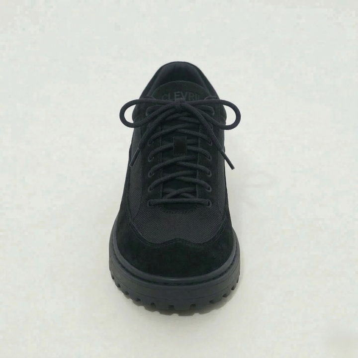 Scarpe Clevrii Suede nero, vista laterale — tomaia in camoscio con inserti in tessuto traspirante.