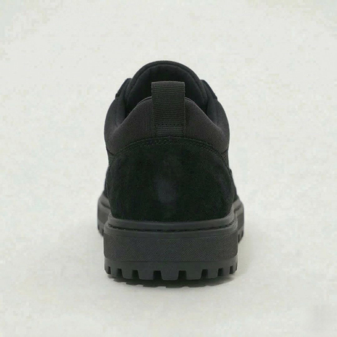 Scarpe Clevrii Suede nero — dettaglio della suola in gomma carrarmato antiscivolo.