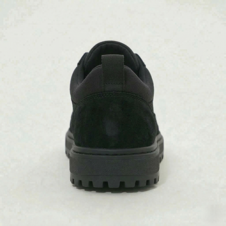 Scarpe Clevrii Suede nero — dettaglio della suola in gomma carrarmato antiscivolo.