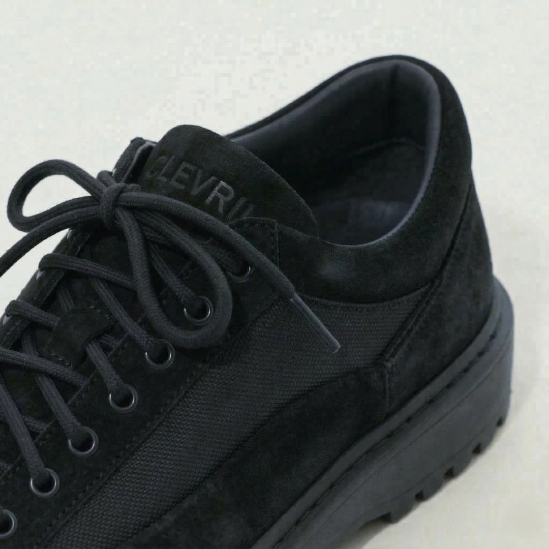 Scarpe Clevrii Suede nero — dettaglio posteriore con linguetta logata Clevrii.