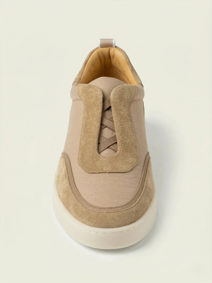 Sneakers Clevrii Slip-On beige, vista laterale — camoscio e inserti in tela traspirante.