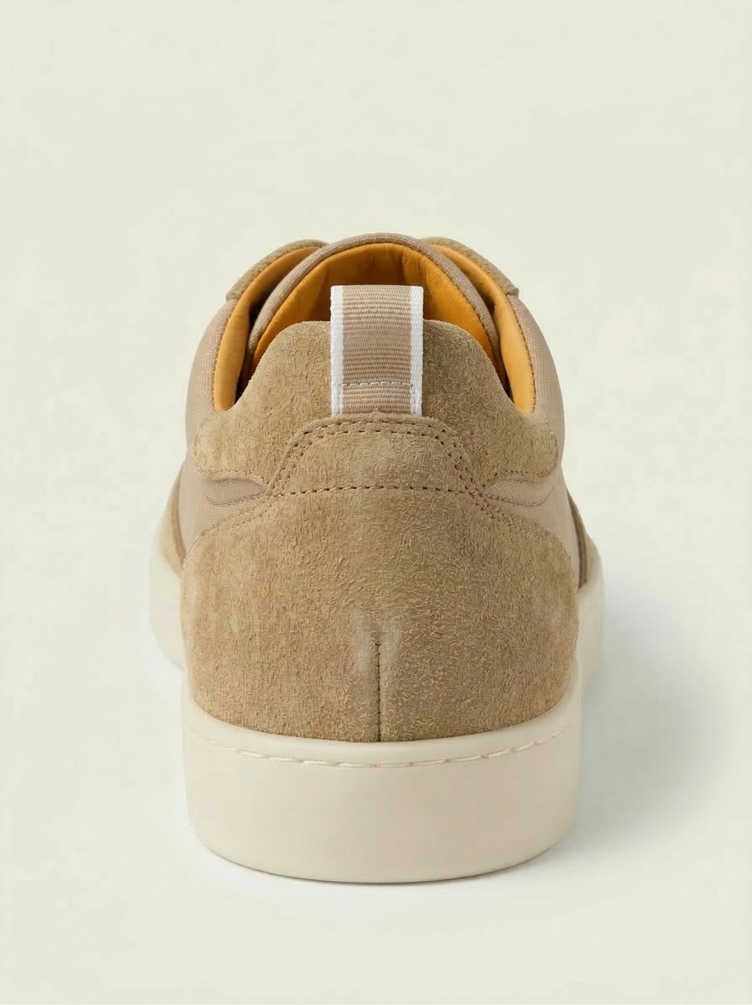 Sneakers Clevrii Slip-On beige — dettaglio della suola color panna antiscivolo.