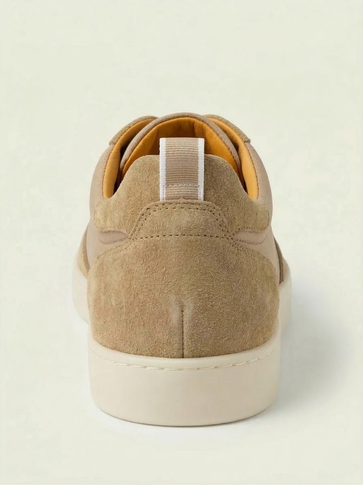Sneakers Clevrii Slip-On beige — dettaglio della suola color panna antiscivolo.
