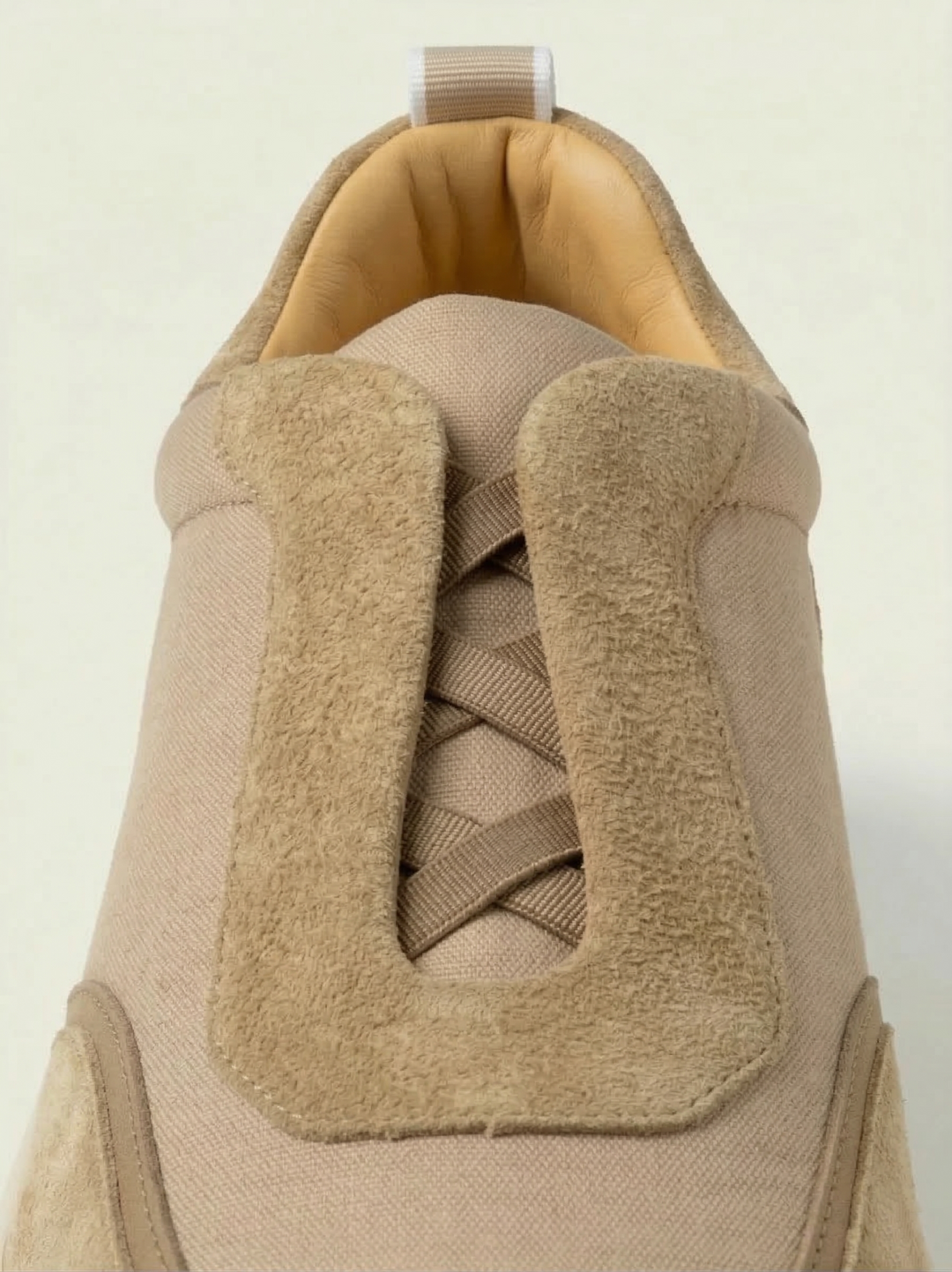 Sneakers Clevrii Slip-On beige — dettaglio posteriore con linguetta logata Clevrii.