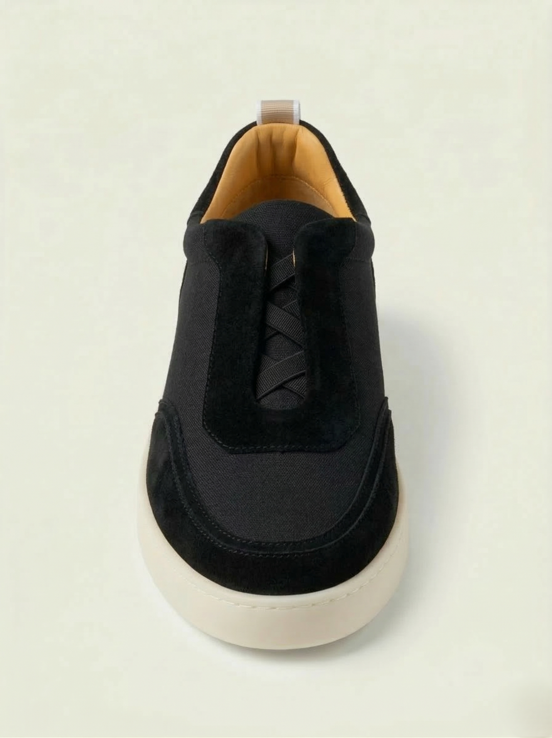 Sneakers Clevrii Slip-On nero, vista laterale — camoscio e inserti in tela traspirante.