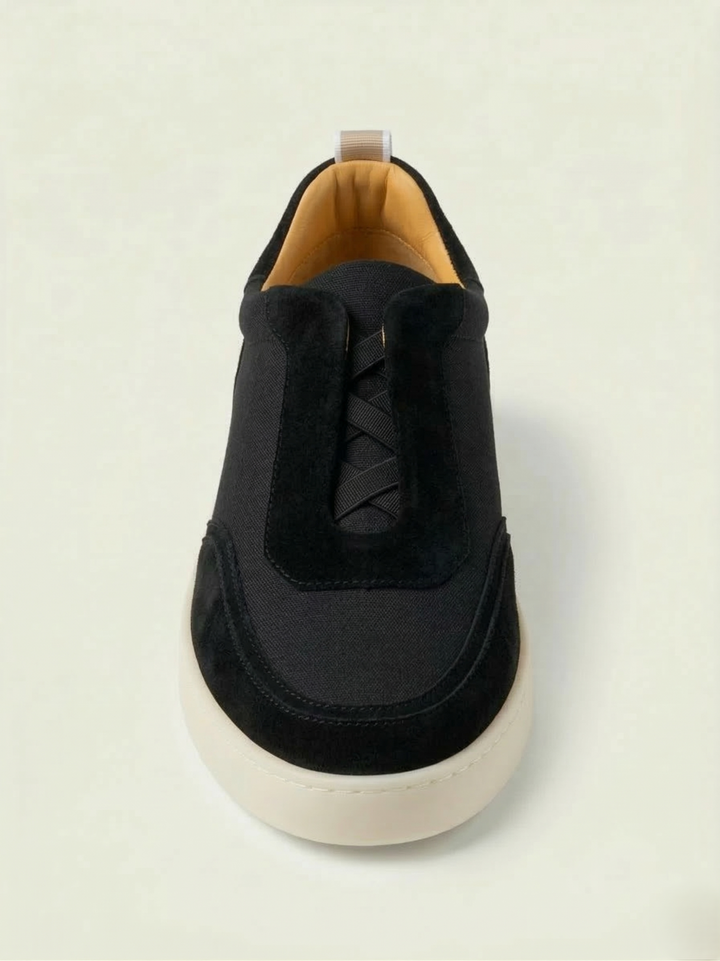 Sneakers Clevrii Slip-On nero, vista laterale — camoscio e inserti in tela traspirante.