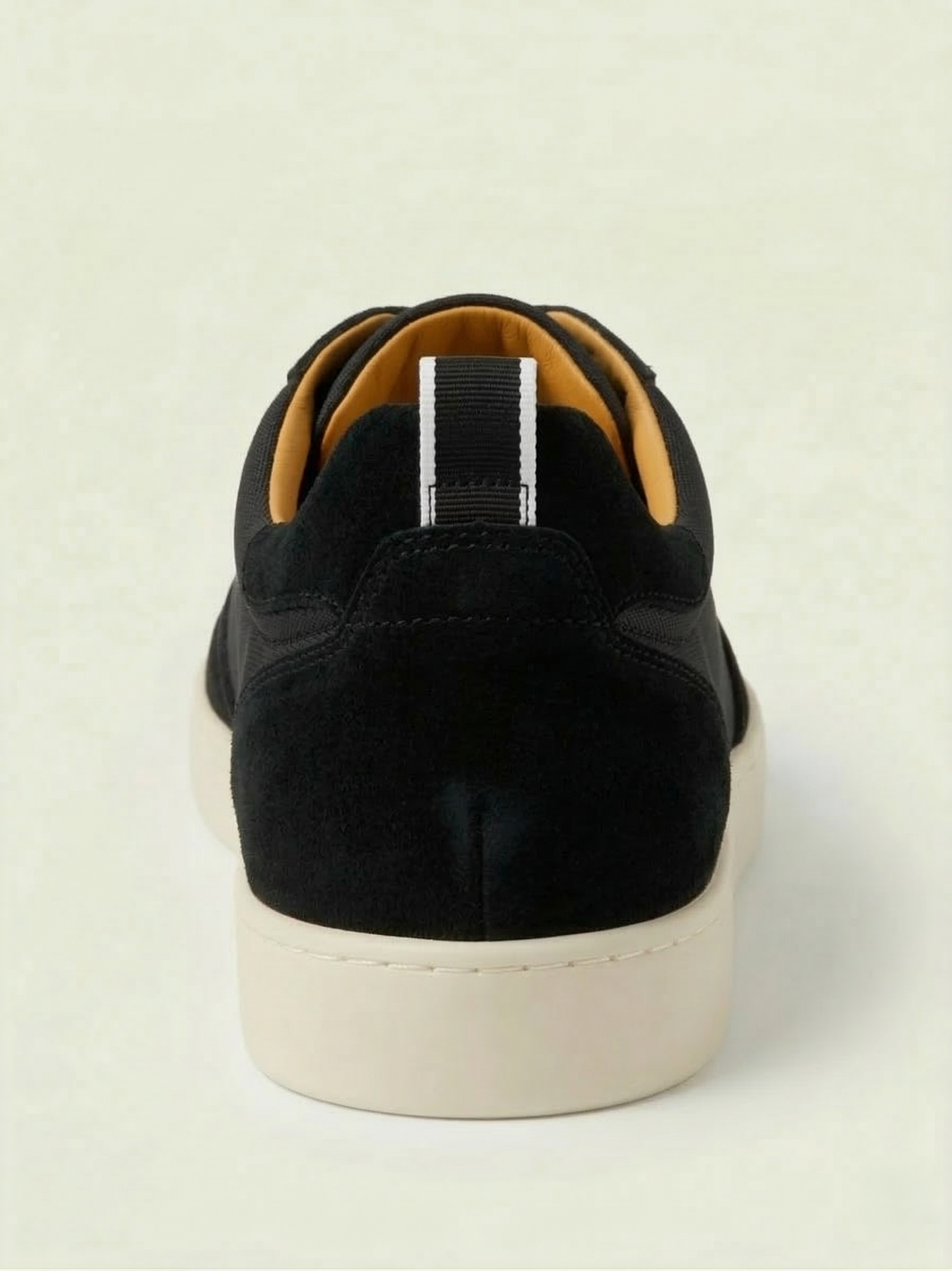 Sneakers Clevrii Slip-On nero — dettaglio della suola color panna antiscivolo.