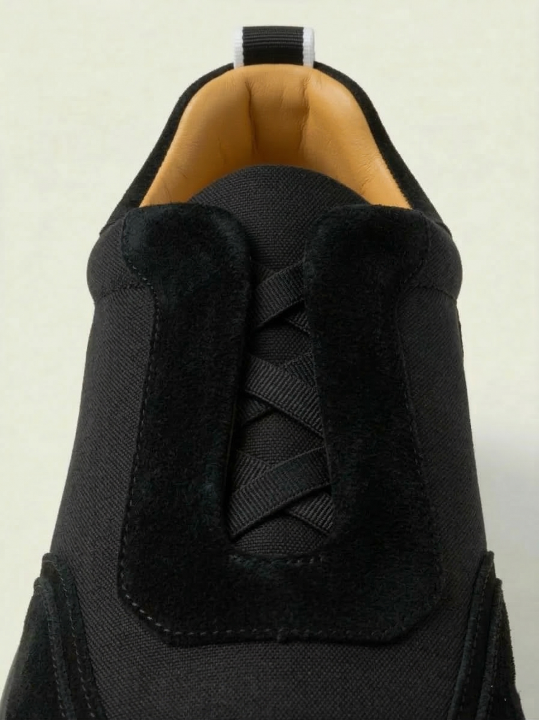 Sneakers Clevrii Slip-On nero — dettaglio posteriore con linguetta logata Clevrii.