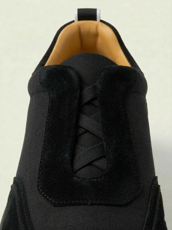 Sneakers Clevrii Slip-On nero — dettaglio posteriore con linguetta logata Clevrii.